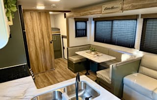 Glamping & Grace - Your HGTV Inspired "Roamstead"