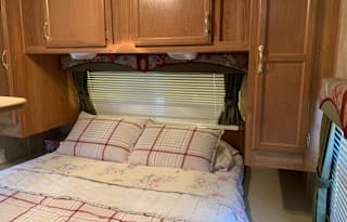Free as a Bird Camper Sleeps 8 '06 Jayco Jayflight