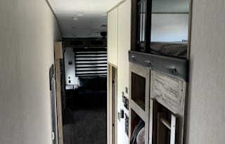 2021 Cherokee Arctic Wolf Suite 3660