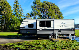 Beautiful Fully Stocked 2023 Bunkhouse