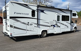 Traveleaze is a 2019 Forest River 31' smart RV