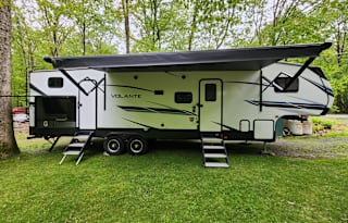 Spacious RV for 8 | Bunkhouse + 1.5 Baths