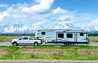 Fully Loaded Dual Bathroom 2022 Arctic Wolf BH321