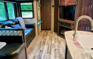 Clean & stocked! 2018 Keystone RV Outback 335CG
