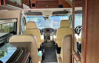Queen Bee -2017 Mercedes Benz Roadtrek CS
