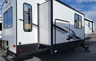 Big Blue Dog Friendly 5th wheel