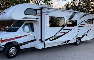 2020 Thor Freedom Elite 30FE Sleeps 8 Clean!