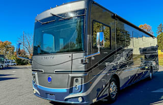 Holiday Rambler Luxury Coach /2 Full Baths & Bunks