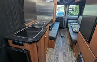 Roadtrek Zion lithium batteries & option Starlink