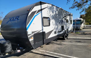 27 FT TOYHAULER WITH ELECTRIC FIREPLACE