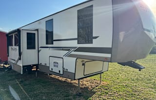 Long Term Rental! 2 Bedroom/2 Bath 5th Wheel