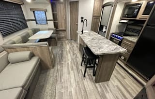 It's A Beaut, Texas!!! 2023 Zinger 331BH
