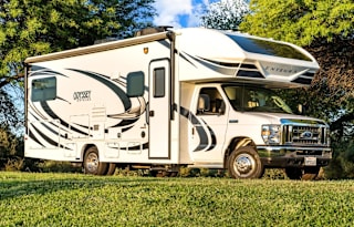 28ft Adventure Rig WITH Outdoor Kitchen & E-Bikes