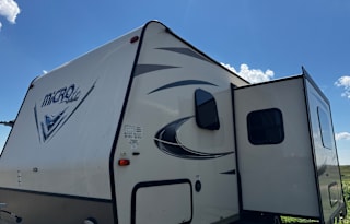 Easy Going and Easy Towing Great Couples/Family RV
