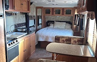 5 person RV rental- for light towing w/generator