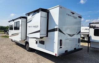 31MB Coachmen Motorhome