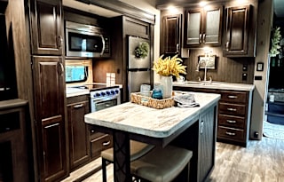 Phoenix Luxe Retreat – 2 Bedroom Family 5th Wheel