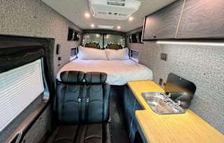 Adventure Van, 4x4, Off-Grid Electric, Heat & AC!