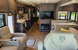 Beautiful 2021 Thor Palazzo 37.4 with all you need