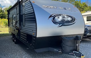 Rolling Retreats 2022 Cherokee Grey Wolf