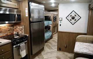 Enzo: New, Kid friendly, 2 full bath, washer/dryer
