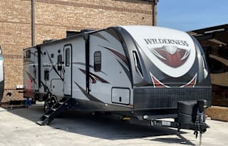 Enjoy this great, clean 2017 38’ RV! Like new!