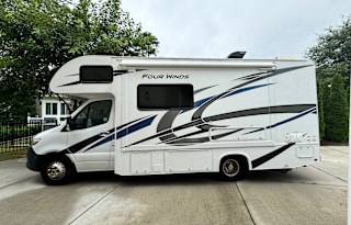 Rolling Retreat 2023 Mercedes Thor Four Winds 24LT