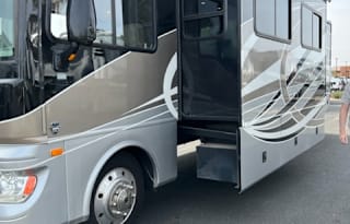2015 Fleetwood RV Bounder 34T