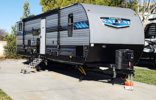 Bunkhouse & Lounge, Fully-Loaded & Turn-key Ready!