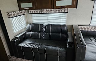 2019 Prime Time Avenger ATI w/bunkhouse