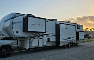 2 bedroom 2 bath luxury RV- '22 Avalanche 390DS