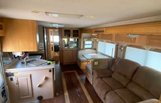 2005 Dolphin Motor Coach Dolphin A