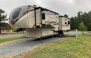 LUXURY Jayco Pinnacle Deluxe **Largest bedroom**