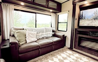 Phoenix Luxe Retreat – 2 Bedroom Family 5th Wheel