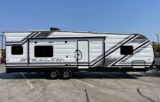 Adventure-Ready Toy Hauler – Solar + Generator!