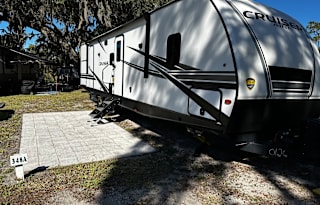 Pet Friendly RV rental near Orlando theme parks!