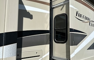 *New Listing* 2016 Thor Freedom Elite 29FE