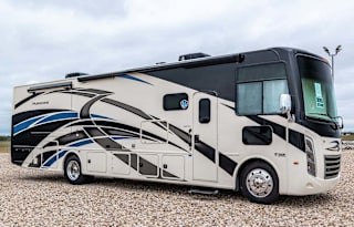 2021 Thor Hurricane 36' 1 1/2 baths