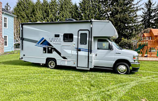 Modern RV – Pet Friendly, Easy, & Road-Trip Ready!