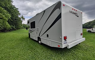 S.U.M.P.Vee v8  24' Class C small but spacious