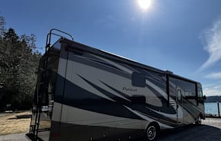 Fully stocked & Pet Friendly '18 Coachmen Pursuit