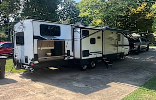 '21 Grand Design Imagine 3250BH Sleeps 8, 3 Slides
