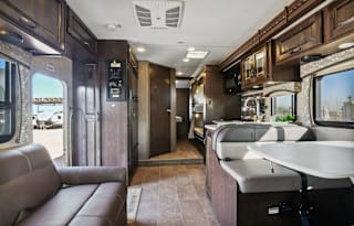 2018 Thor Chateau 31E: Spacious Bunkhouse