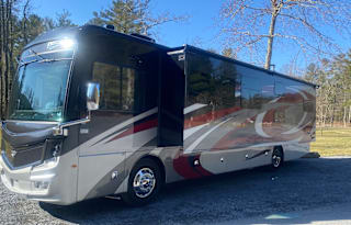 2022 Fleetwood RV Discovery 38N