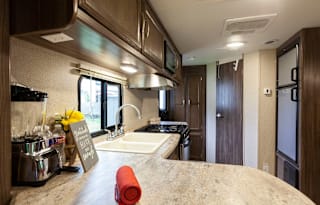 MODERN RV (26' & EASY TOW!!)