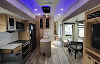 Big Blue Dog Friendly 5th wheel