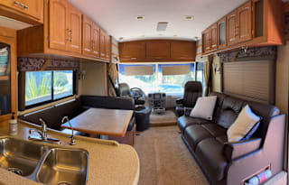 Adventure-Ready 32'  Winnebago Voyage!