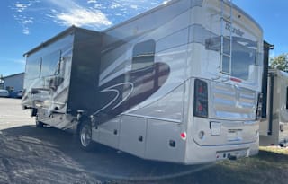 2022 Fleetwood RV Bounder 33C (Brand New)