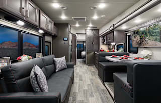40*NEW*ThorOutlaw LUXURY ToyHauler Sleeps 12 HUGE!