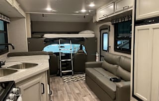 (Unit 2) 2022 Jayco with bunks!